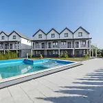 Nadmorski Dwupoziomowy Z Basenem I Parkingiem By Renters Appartement Rewal